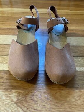 Nina Z Tan Clog Sandals, Handmade, wood and leather with ankle strap
